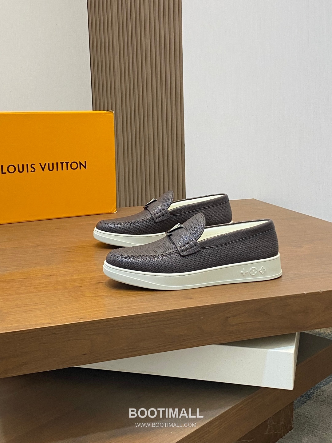 ## 신발 제품 스펙 분석

Louis Vuitton Run Away Leather Sneakers 루이비통 런어웨이 레더 스니커즈 1A4V7V 3