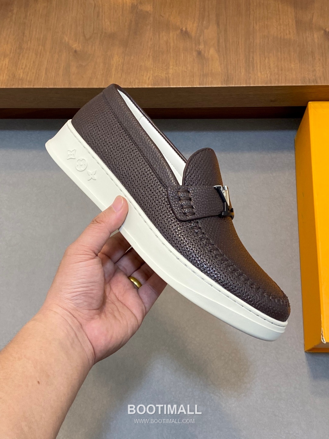 ## 신발 제품 스펙 분석

Louis Vuitton Run Away Leather Sneakers 루이비통 런어웨이 레더 스니커즈 1A4V7V 4