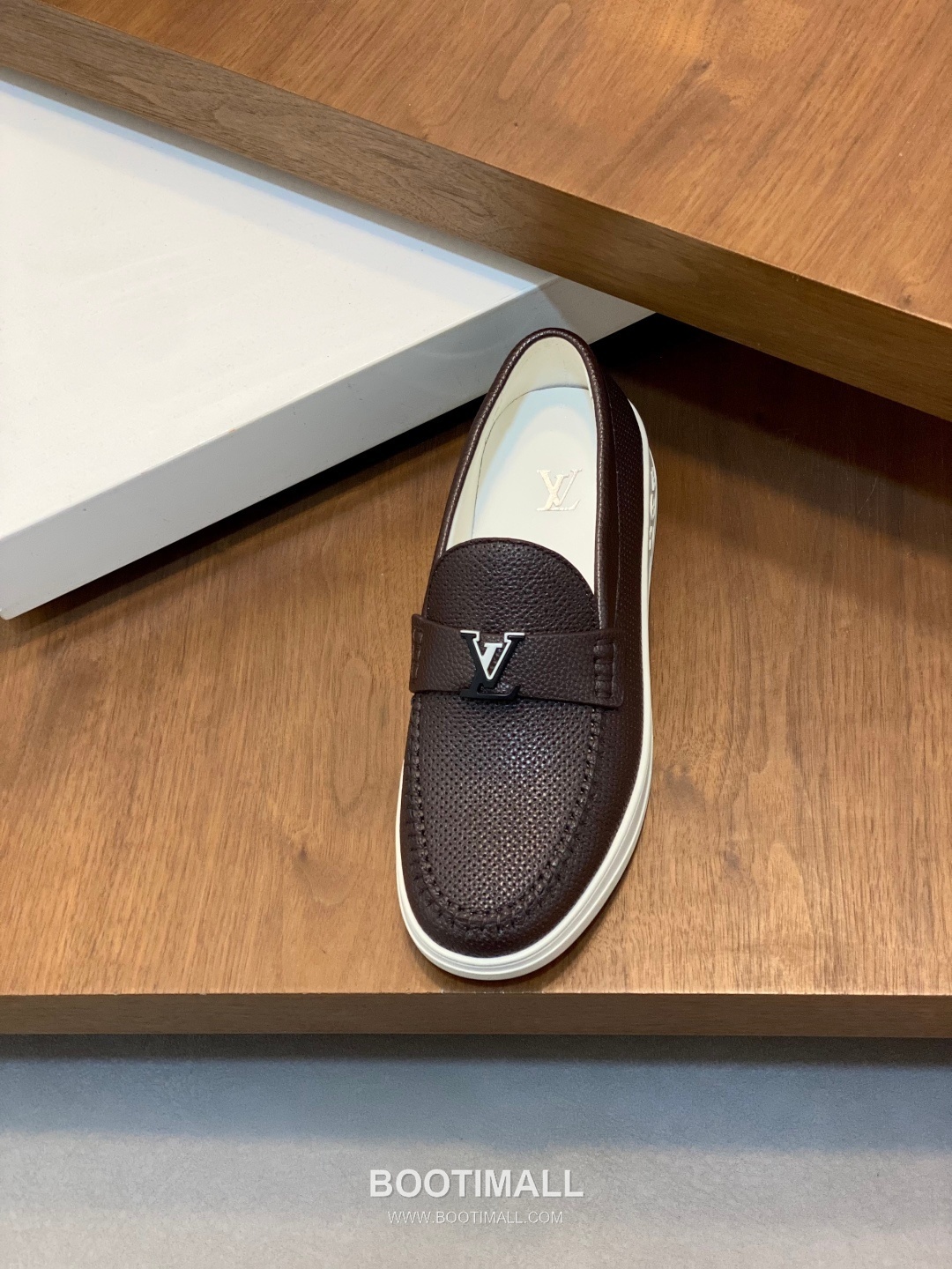 ## 신발 제품 스펙 분석

Louis Vuitton Run Away Leather Sneakers 루이비통 런어웨이 레더 스니커즈 1A4V7V 6