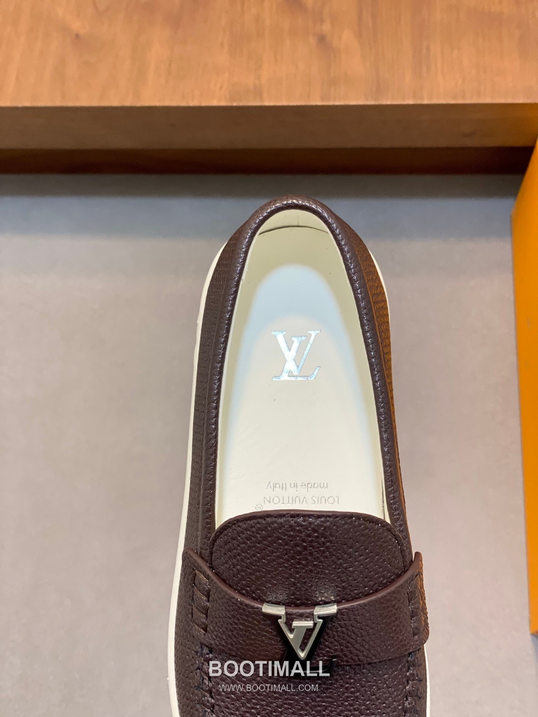 ## 신발 제품 스펙 분석

Louis Vuitton Run Away Leather Sneakers 루이비통 런어웨이 레더 스니커즈 1A4V7V 7