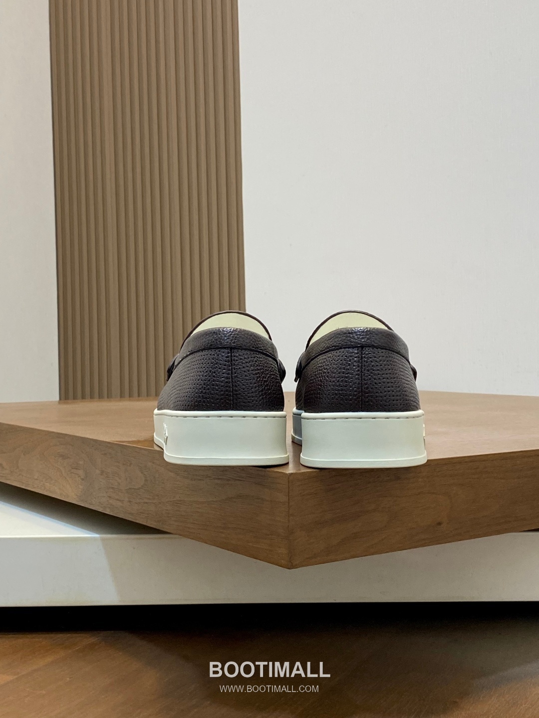 ## 신발 제품 스펙 분석

Louis Vuitton Run Away Leather Sneakers 루이비통 런어웨이 레더 스니커즈 1A4V7V 8