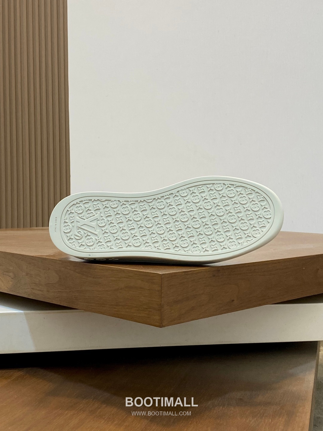 ## 신발 제품 스펙 분석

Louis Vuitton Run Away Leather Sneakers 루이비통 런어웨이 레더 스니커즈 1A4V7V 9