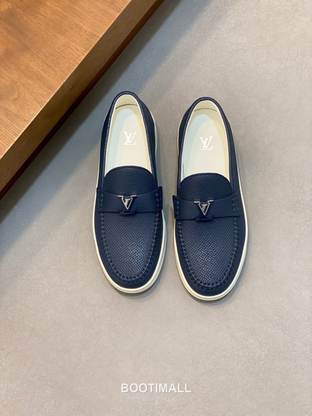 ## 신발 제품 스펙 분석

Louis Vuitton Run Away Leather Sneakers 루이비통 런어웨이 레더 스니커즈 1A4V7V 1