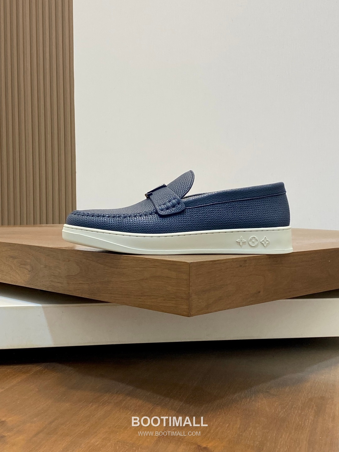 ## 신발 제품 스펙 분석

Louis Vuitton Run Away Leather Sneakers 루이비통 런어웨이 레더 스니커즈 1A4V7V 2