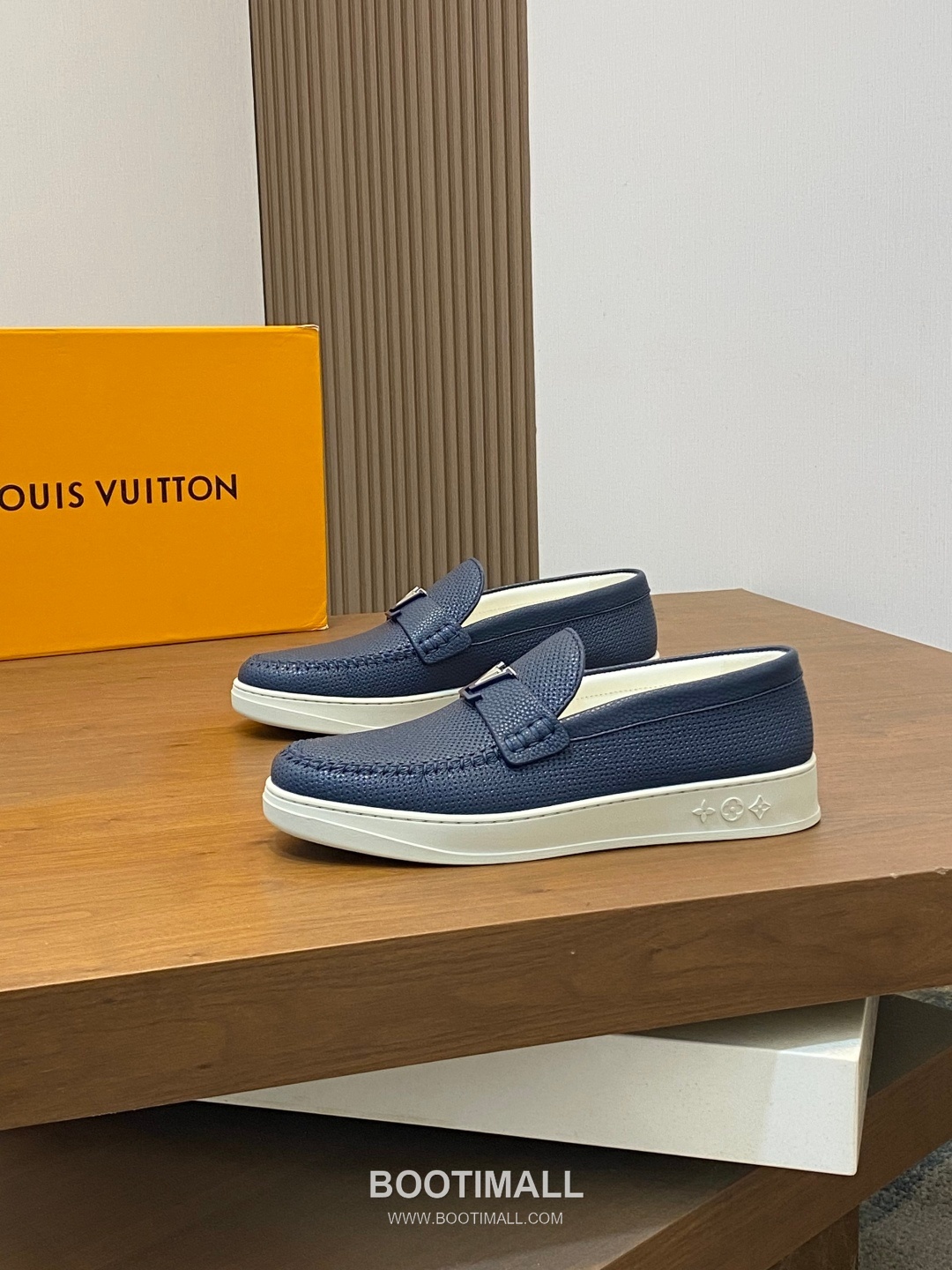 ## 신발 제품 스펙 분석

Louis Vuitton Run Away Leather Sneakers 루이비통 런어웨이 레더 스니커즈 1A4V7V 3