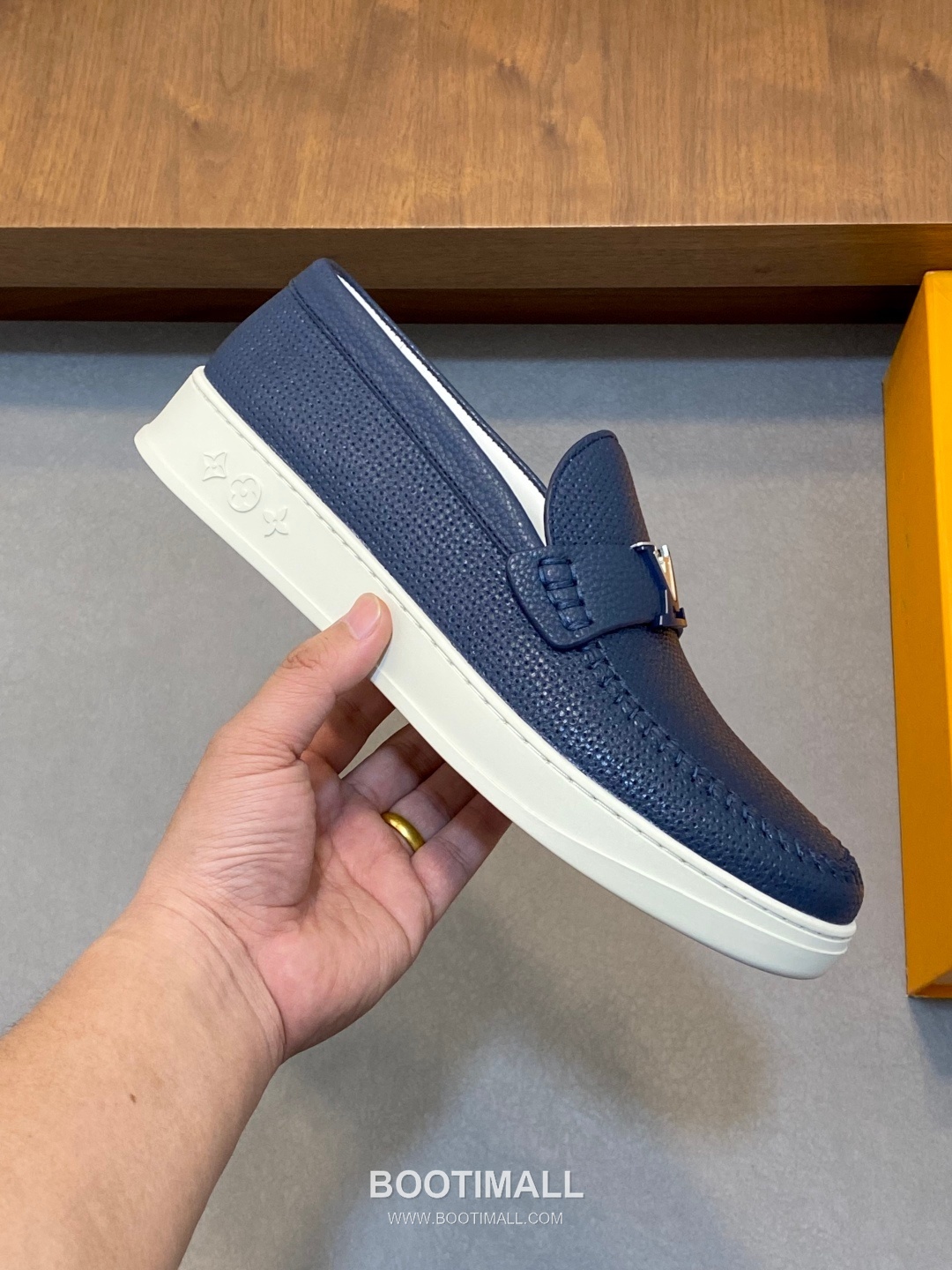 ## 신발 제품 스펙 분석

Louis Vuitton Run Away Leather Sneakers 루이비통 런어웨이 레더 스니커즈 1A4V7V 4