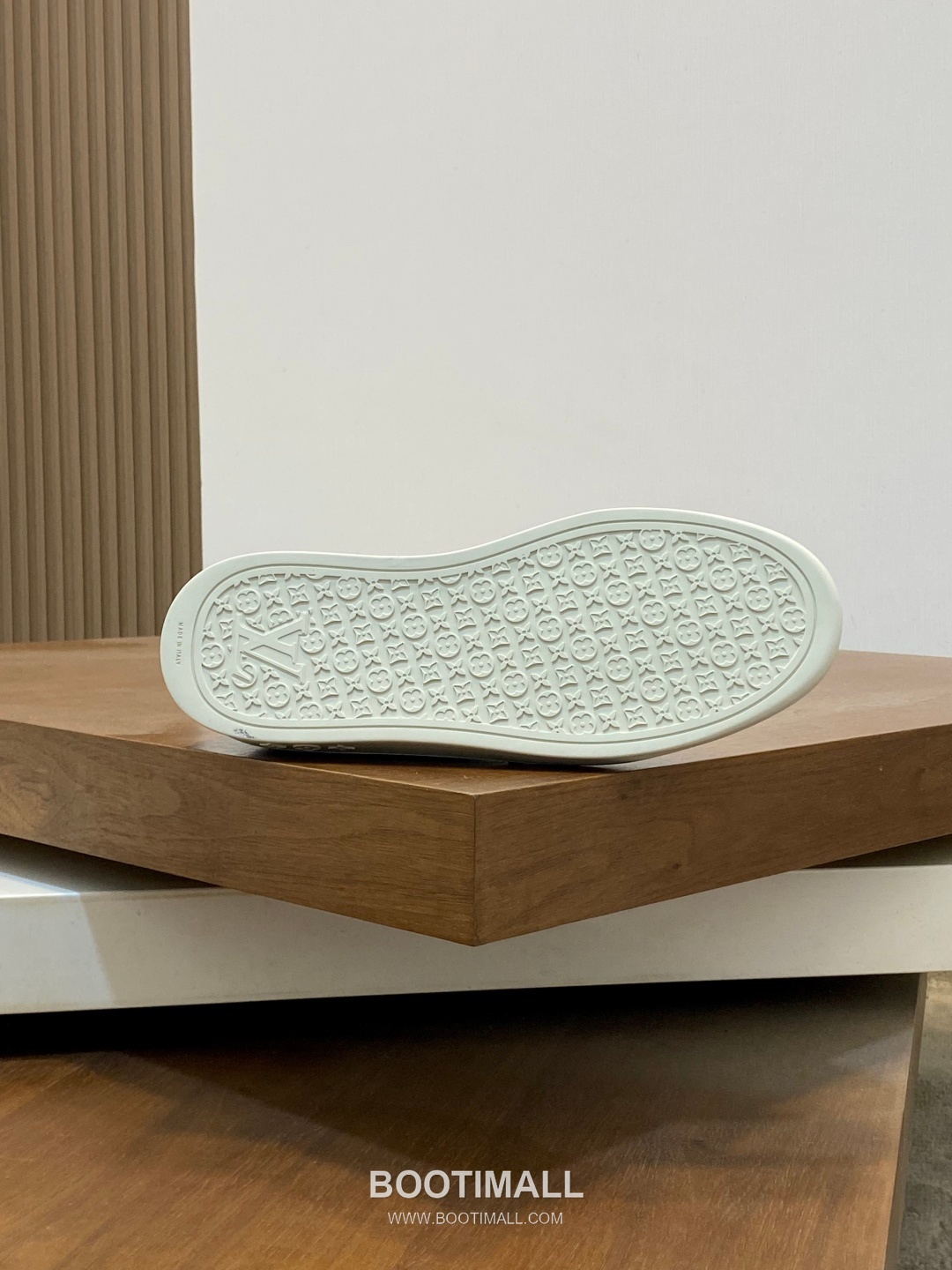 ## 신발 제품 스펙 분석

Louis Vuitton Run Away Leather Sneakers 루이비통 런어웨이 레더 스니커즈 1A4V7V 9