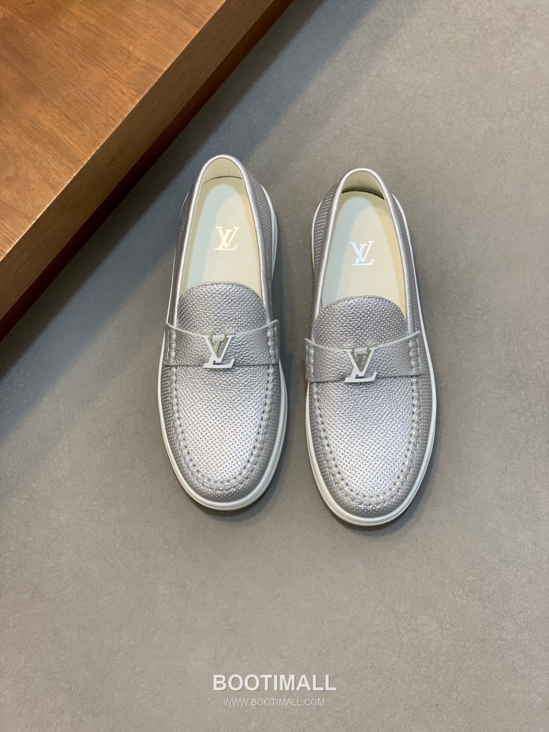 ## 신발 제품 스펙 분석

Louis Vuitton Run Away Leather Sneakers 루이비통 런어웨이 레더 스니커즈 1A4V7V 1