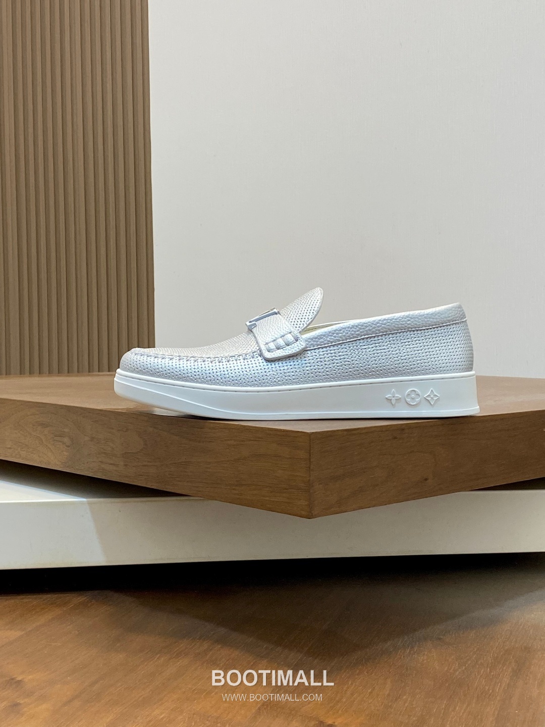 ## 신발 제품 스펙 분석

Louis Vuitton Run Away Leather Sneakers 루이비통 런어웨이 레더 스니커즈 1A4V7V 2