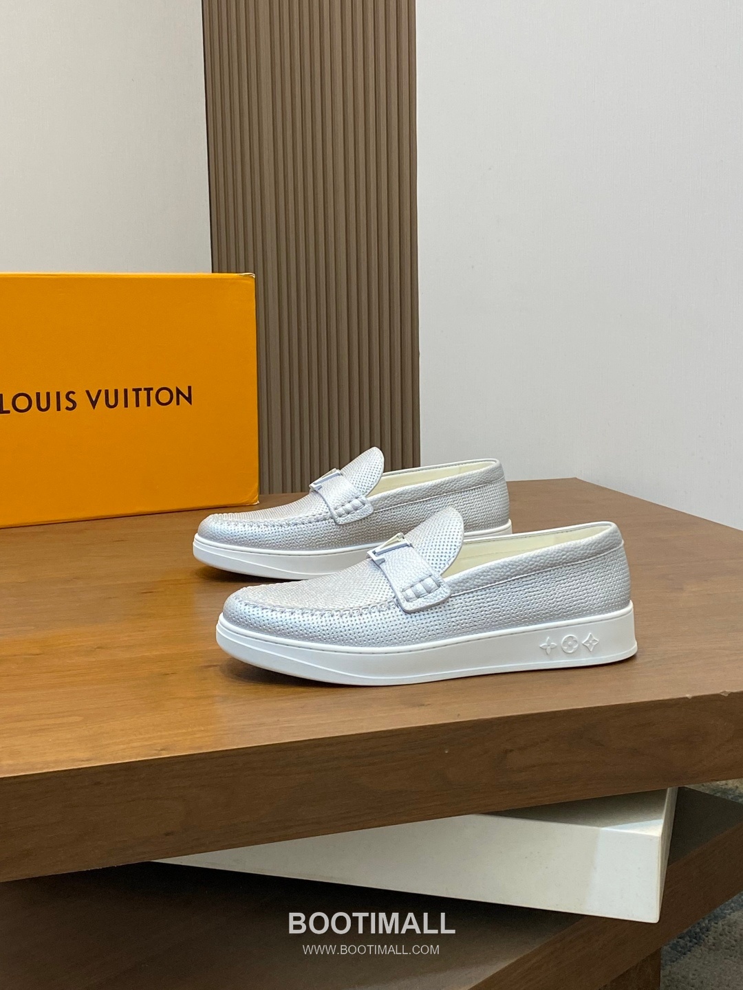 ## 신발 제품 스펙 분석

Louis Vuitton Run Away Leather Sneakers 루이비통 런어웨이 레더 스니커즈 1A4V7V 3