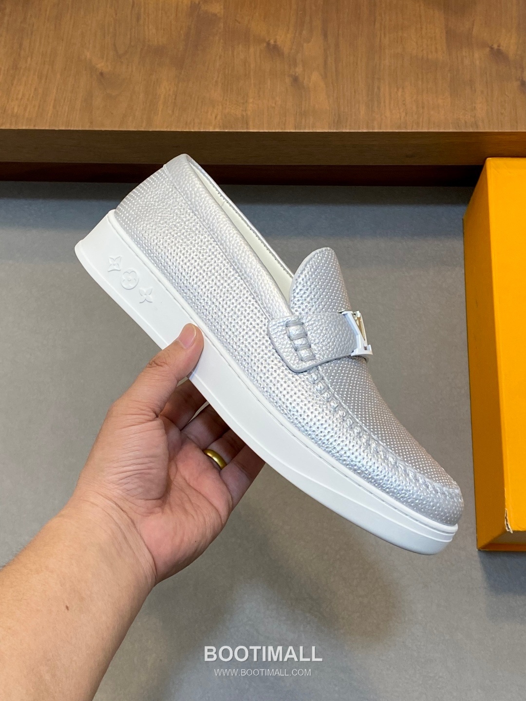 ## 신발 제품 스펙 분석

Louis Vuitton Run Away Leather Sneakers 루이비통 런어웨이 레더 스니커즈 1A4V7V 4