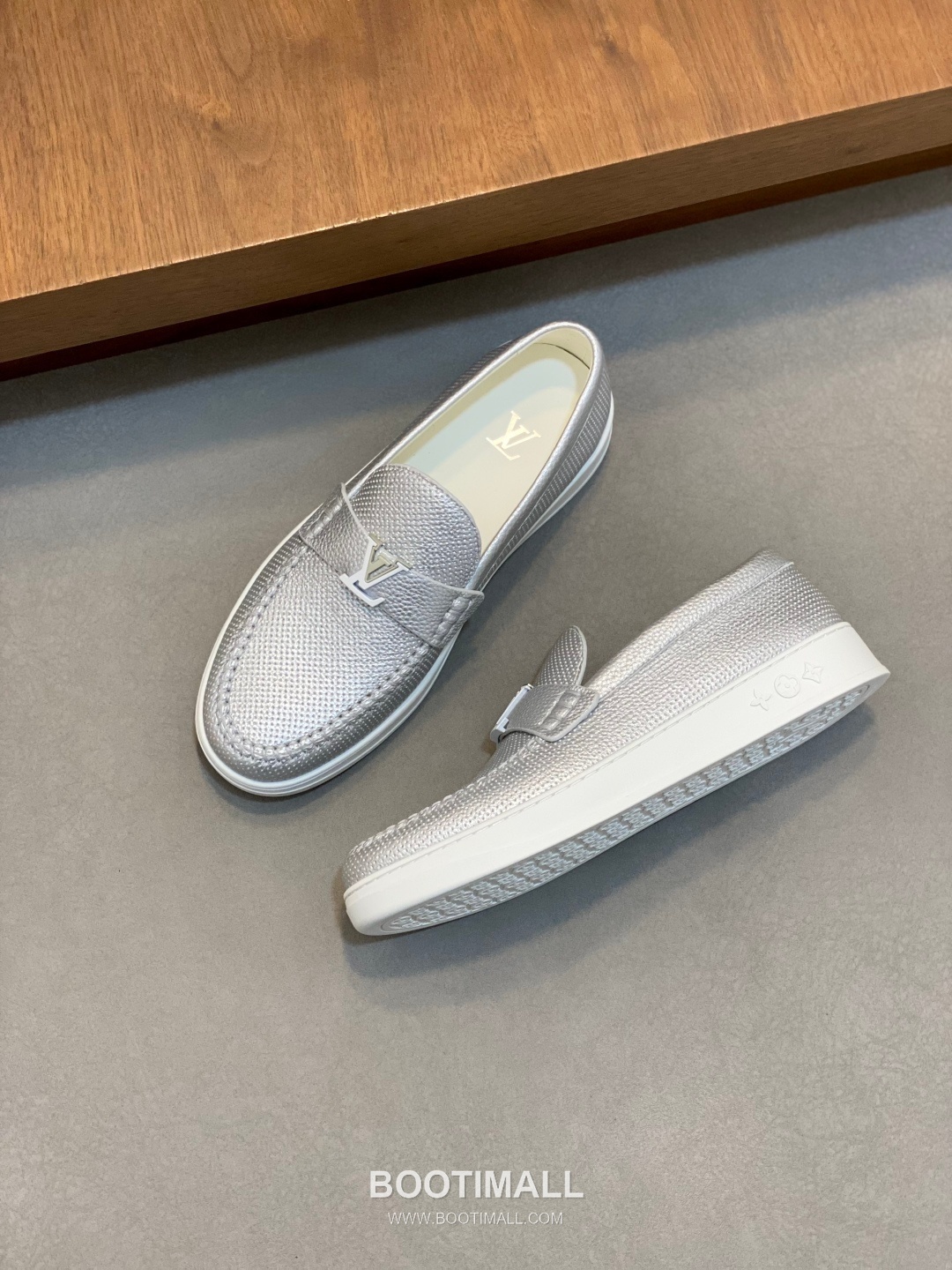 ## 신발 제품 스펙 분석

Louis Vuitton Run Away Leather Sneakers 루이비통 런어웨이 레더 스니커즈 1A4V7V 5