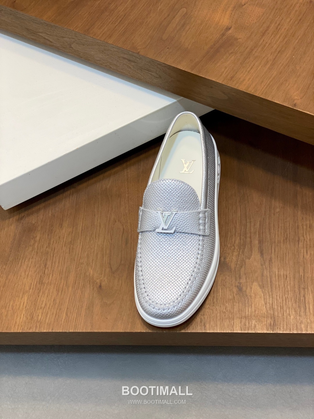 ## 신발 제품 스펙 분석

Louis Vuitton Run Away Leather Sneakers 루이비통 런어웨이 레더 스니커즈 1A4V7V 6