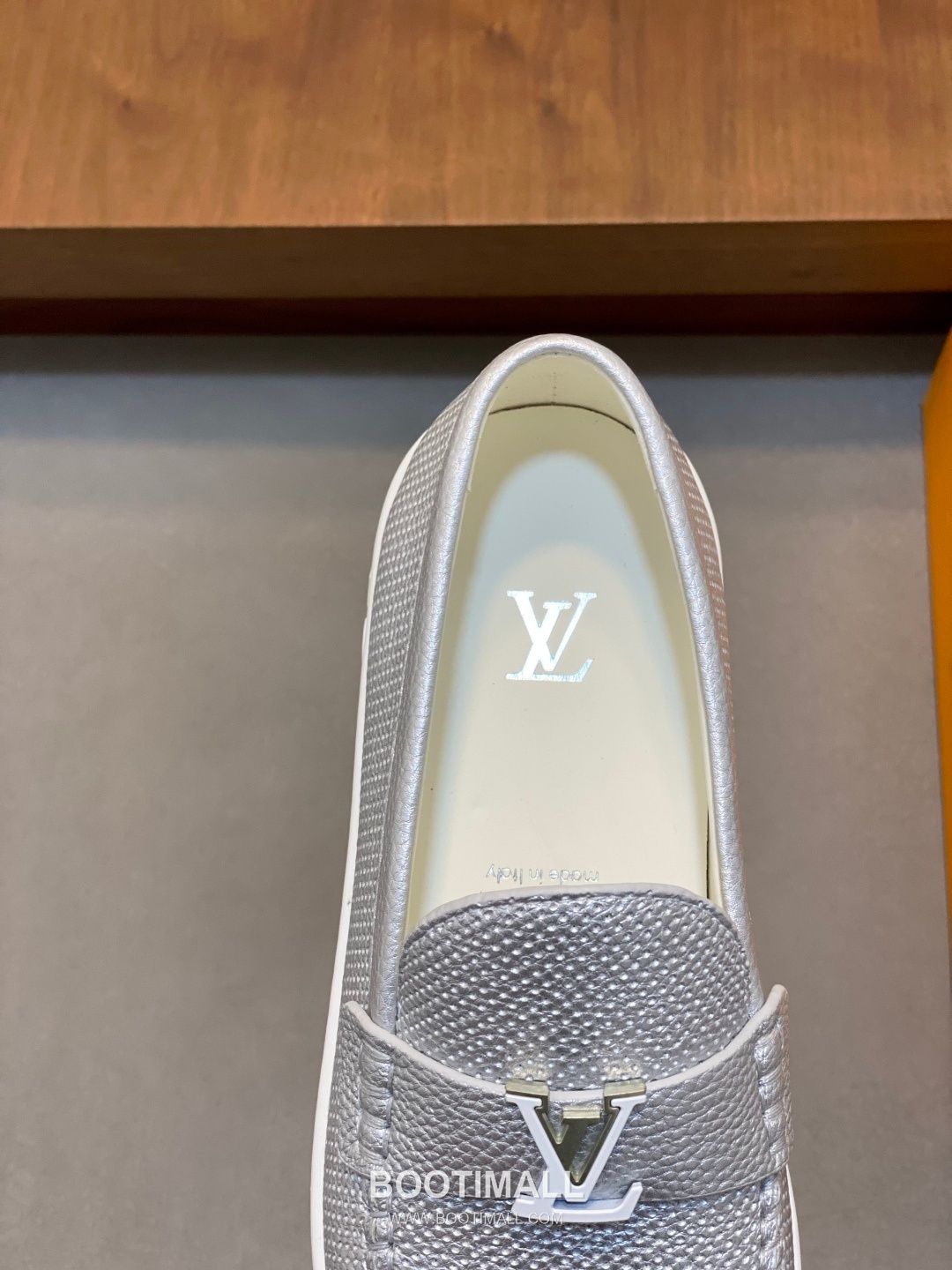 ## 신발 제품 스펙 분석

Louis Vuitton Run Away Leather Sneakers 루이비통 런어웨이 레더 스니커즈 1A4V7V 7