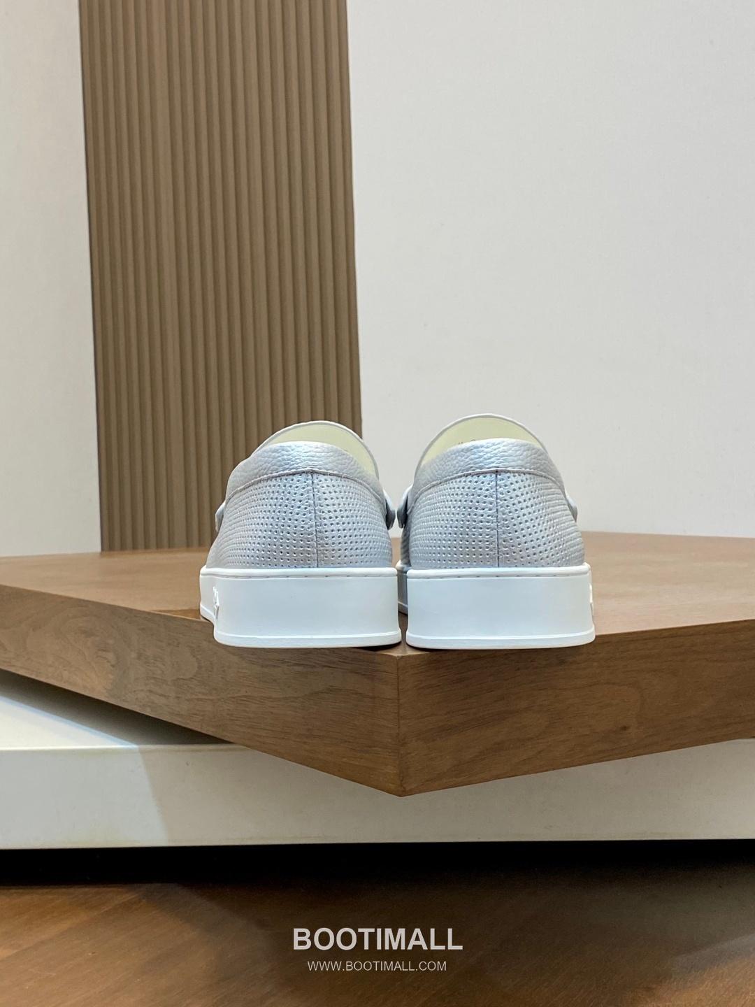 ## 신발 제품 스펙 분석

Louis Vuitton Run Away Leather Sneakers 루이비통 런어웨이 레더 스니커즈 1A4V7V 8