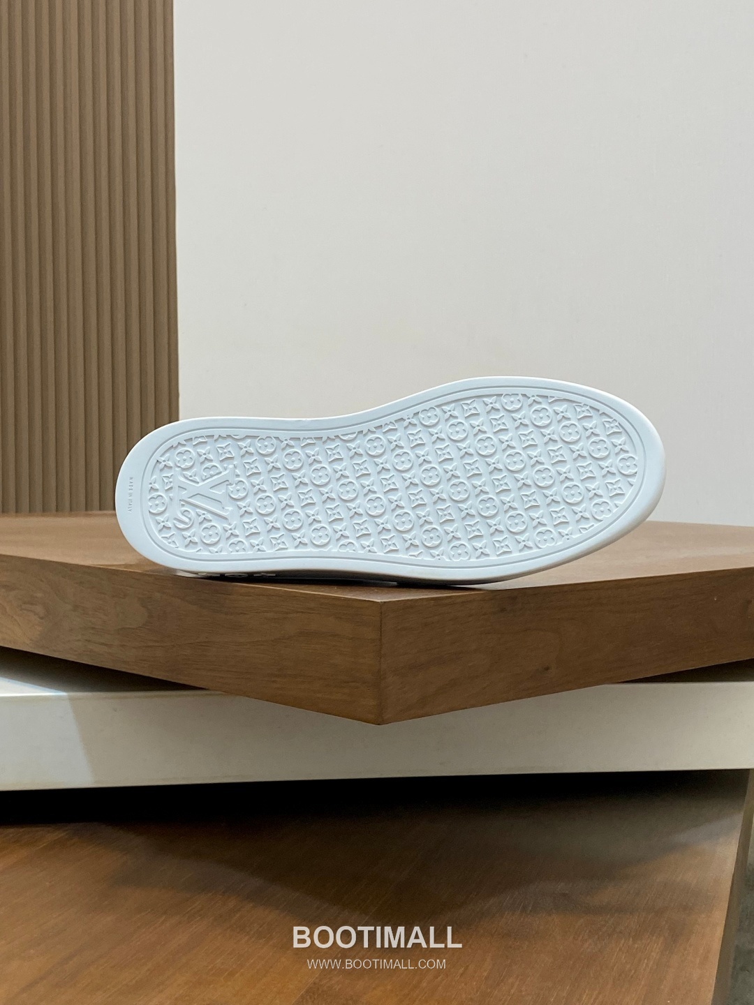 ## 신발 제품 스펙 분석

Louis Vuitton Run Away Leather Sneakers 루이비통 런어웨이 레더 스니커즈 1A4V7V 9