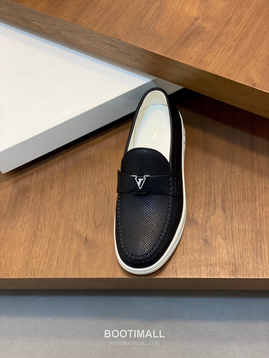 ## 신발 제품 스펙 분석
Louis Vuitton Run Away Leather Sneakers 루이비통 런어웨이 레더 스니커즈 1A4V7V 6