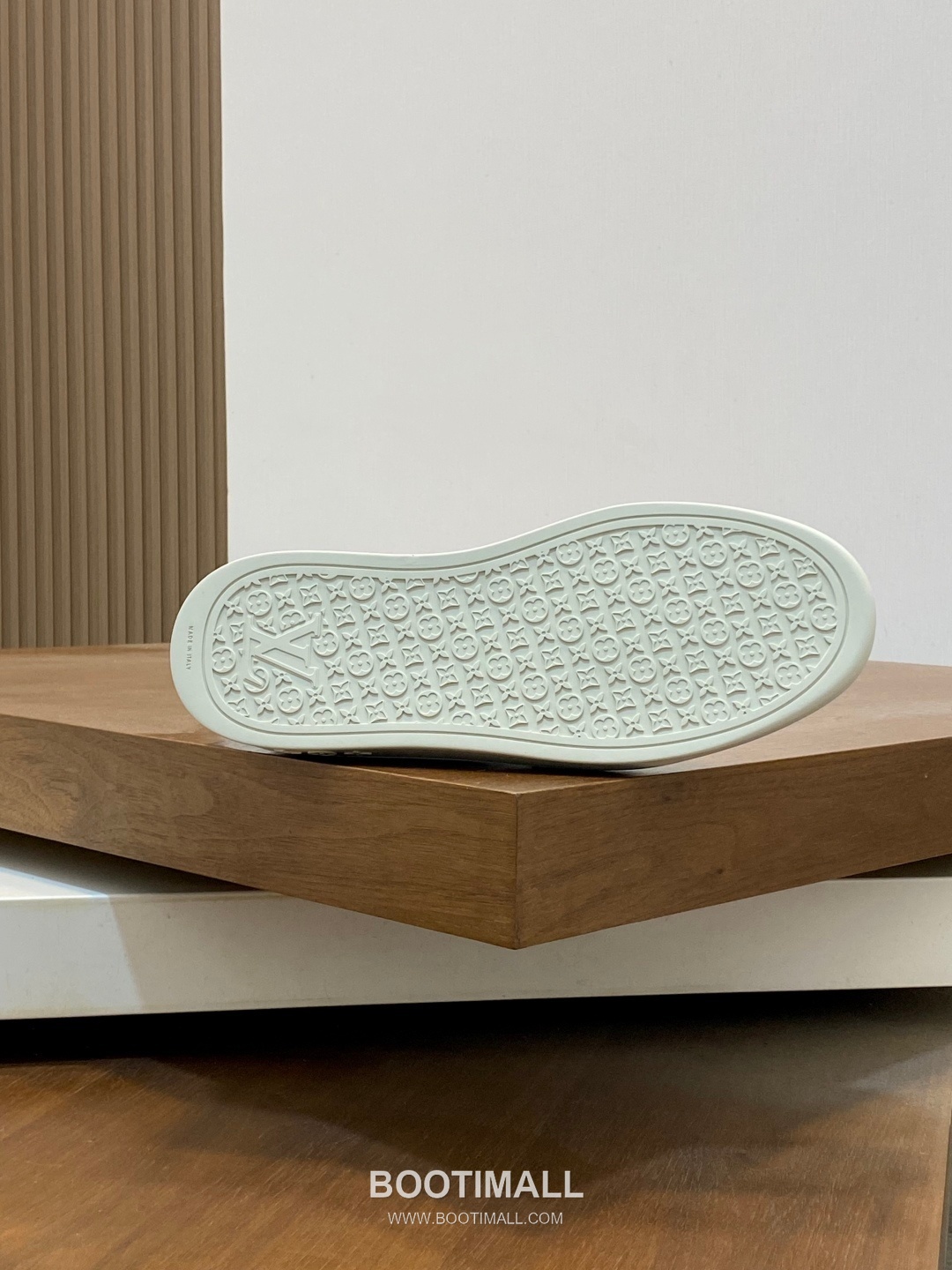 ## 신발 제품 스펙 분석
Louis Vuitton Run Away Leather Sneakers 루이비통 런어웨이 레더 스니커즈 1A4V7V 9