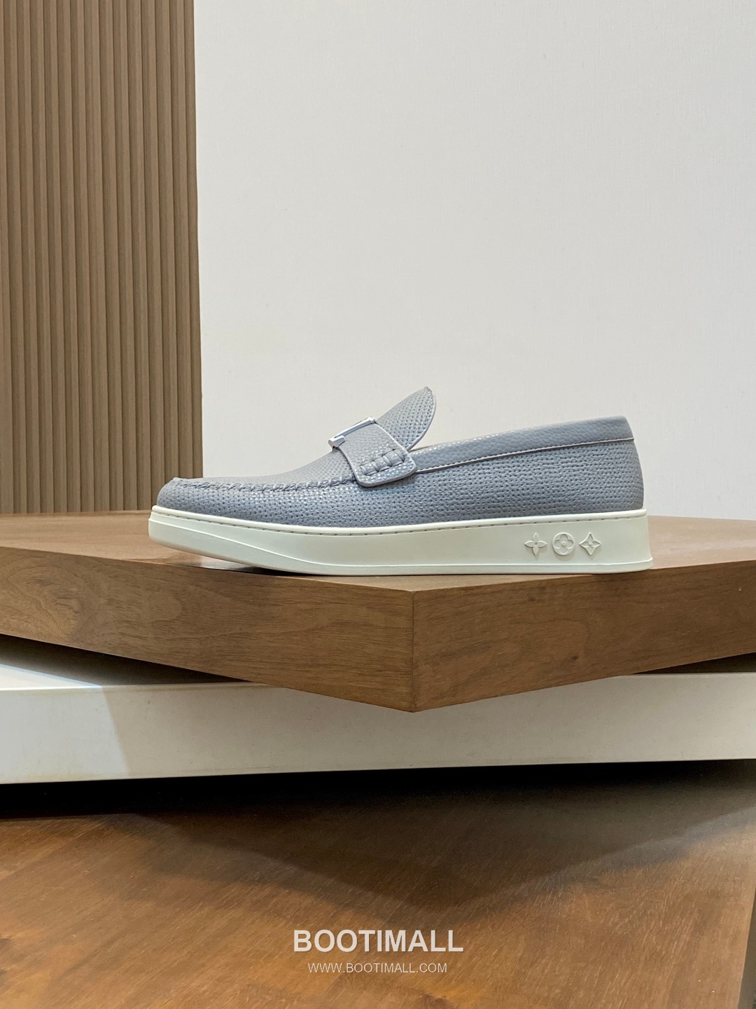 ## 신발 제품 스펙 분석
Louis Vuitton Run Away Leather Sneakers 루이비통 런어웨이 레더 스니커즈 1A4V7V 2