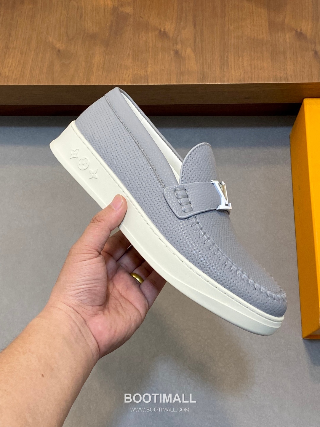 ## 신발 제품 스펙 분석
Louis Vuitton Run Away Leather Sneakers 루이비통 런어웨이 레더 스니커즈 1A4V7V 4