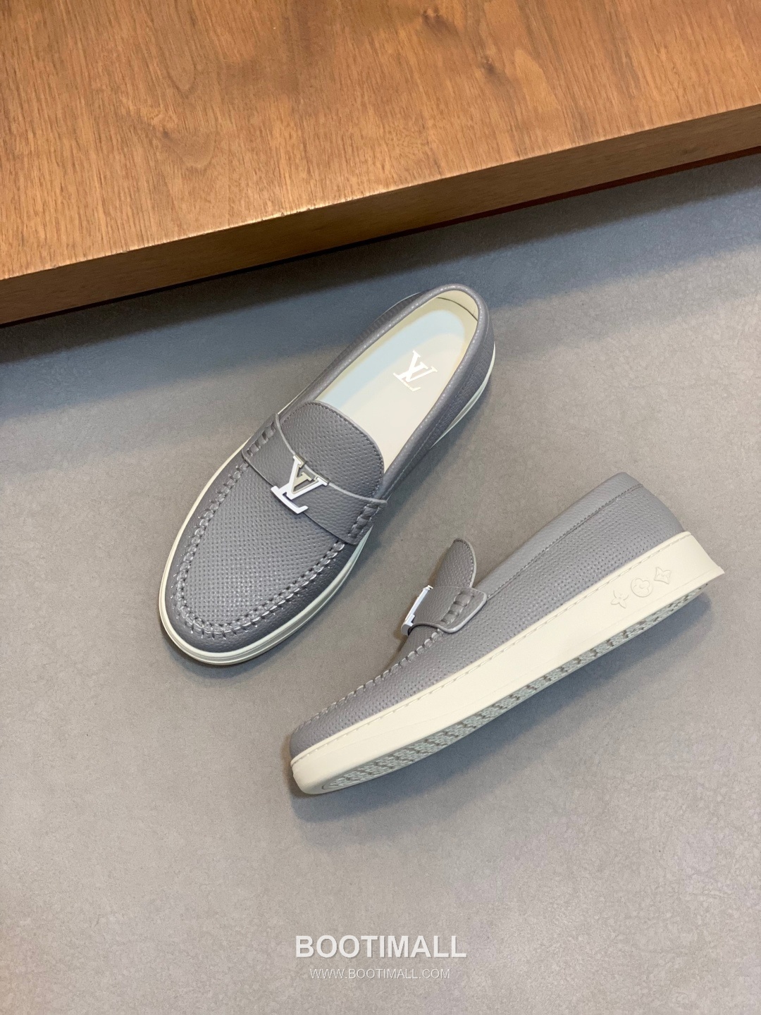 ## 신발 제품 스펙 분석
Louis Vuitton Run Away Leather Sneakers 루이비통 런어웨이 레더 스니커즈 1A4V7V 5