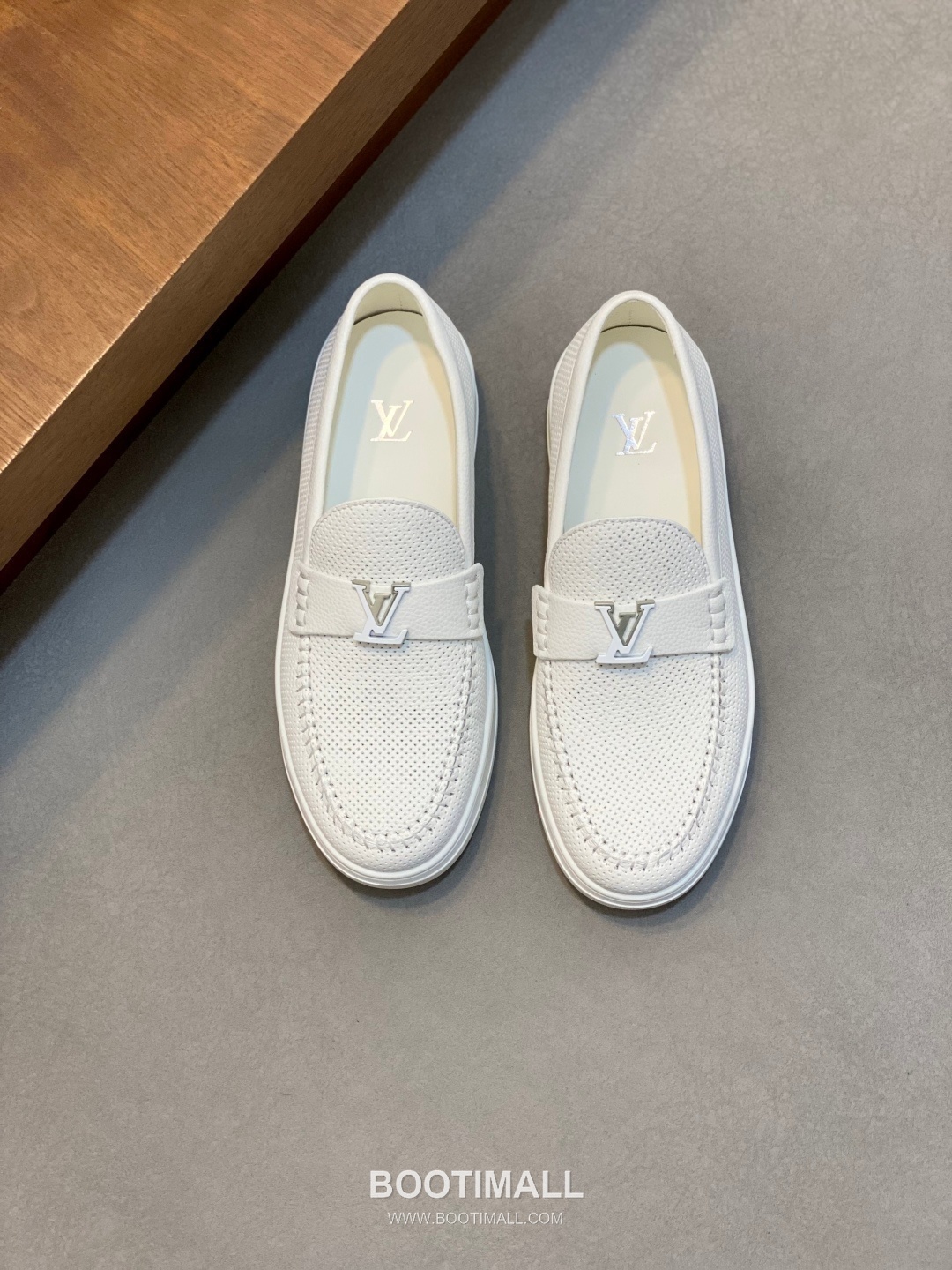 ## 신발 제품 스펙 분석

Louis Vuitton Run Away Leather Sneakers 루이비통 런어웨이 레더 스니커즈 1A4V7V 1