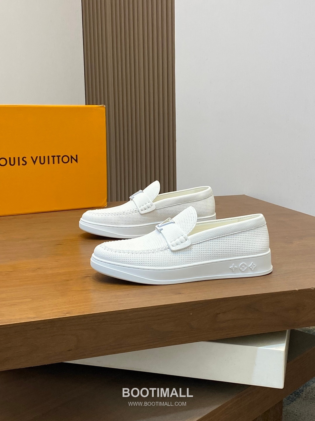 ## 신발 제품 스펙 분석

Louis Vuitton Run Away Leather Sneakers 루이비통 런어웨이 레더 스니커즈 1A4V7V 3