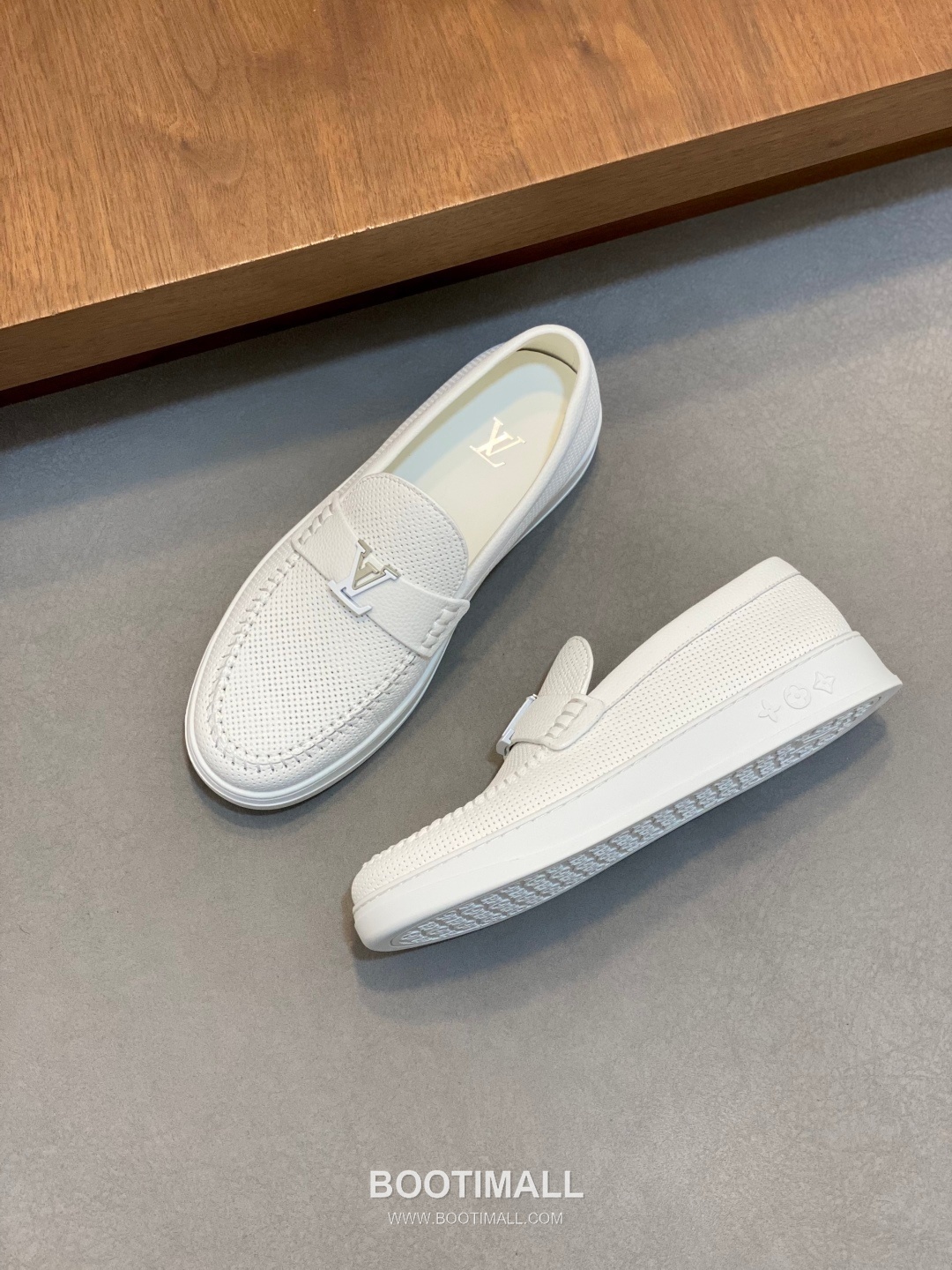 ## 신발 제품 스펙 분석

Louis Vuitton Run Away Leather Sneakers 루이비통 런어웨이 레더 스니커즈 1A4V7V 5