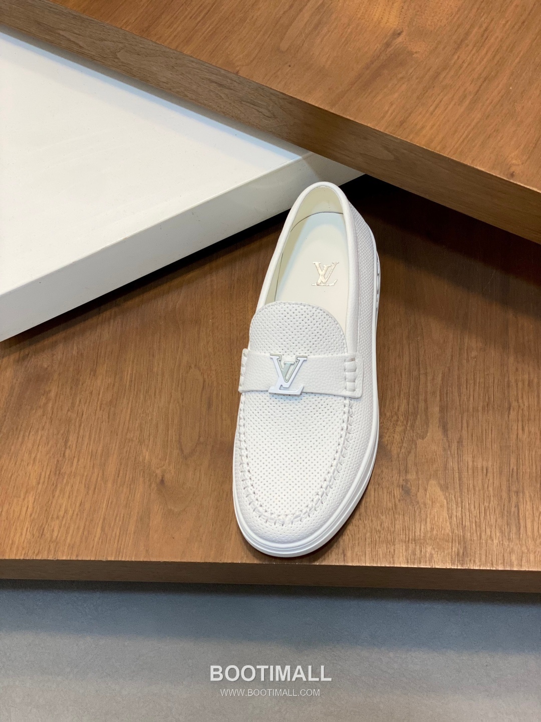 ## 신발 제품 스펙 분석

Louis Vuitton Run Away Leather Sneakers 루이비통 런어웨이 레더 스니커즈 1A4V7V 6