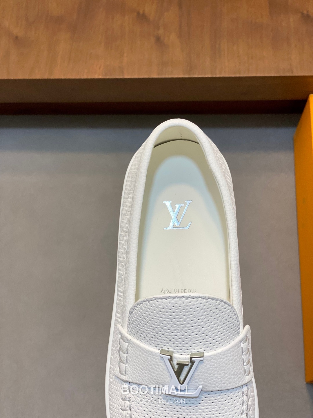 ## 신발 제품 스펙 분석

Louis Vuitton Run Away Leather Sneakers 루이비통 런어웨이 레더 스니커즈 1A4V7V 7