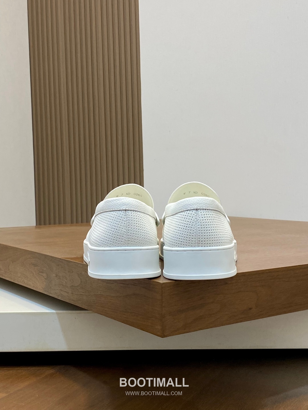 ## 신발 제품 스펙 분석

Louis Vuitton Run Away Leather Sneakers 루이비통 런어웨이 레더 스니커즈 1A4V7V 8