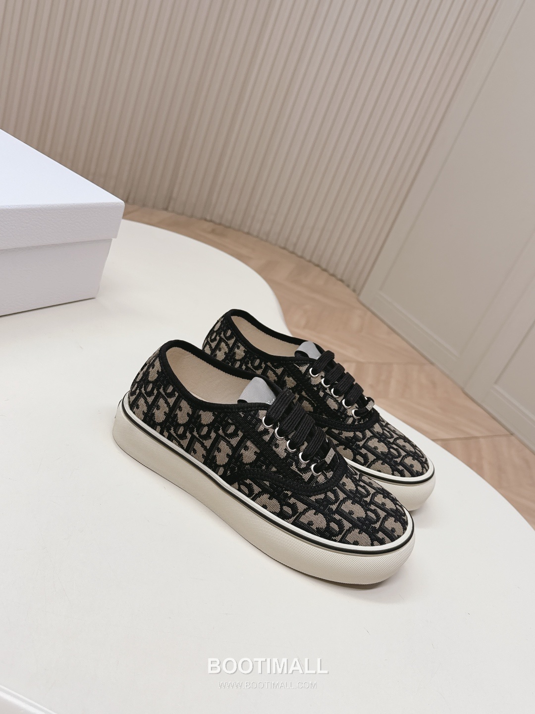 Dior Saltwind Oblique Canvas Lace Sneakers Couple 디올 솔트윈드 오블리크 캔버스 레이스 스니커즈 커플 모델 2