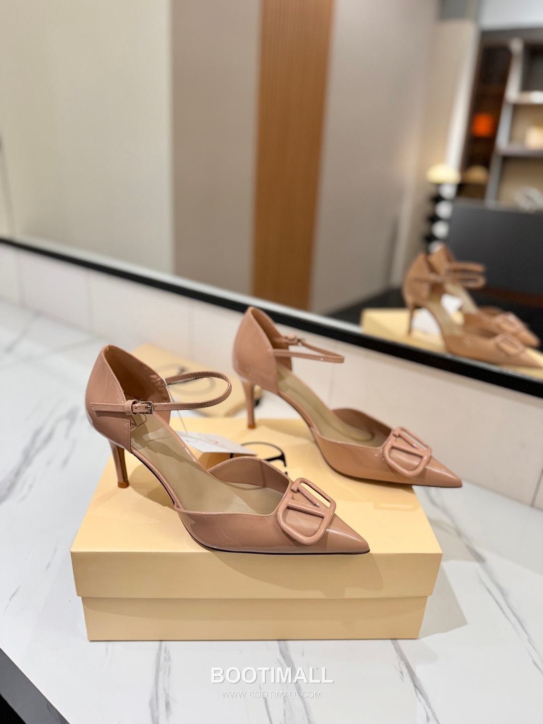 Valentino Garavani VLogo Patent Leather Slingback Pumps 발렌티노 가라바니 V로고 페이턴트 슬링백 펌프스 1