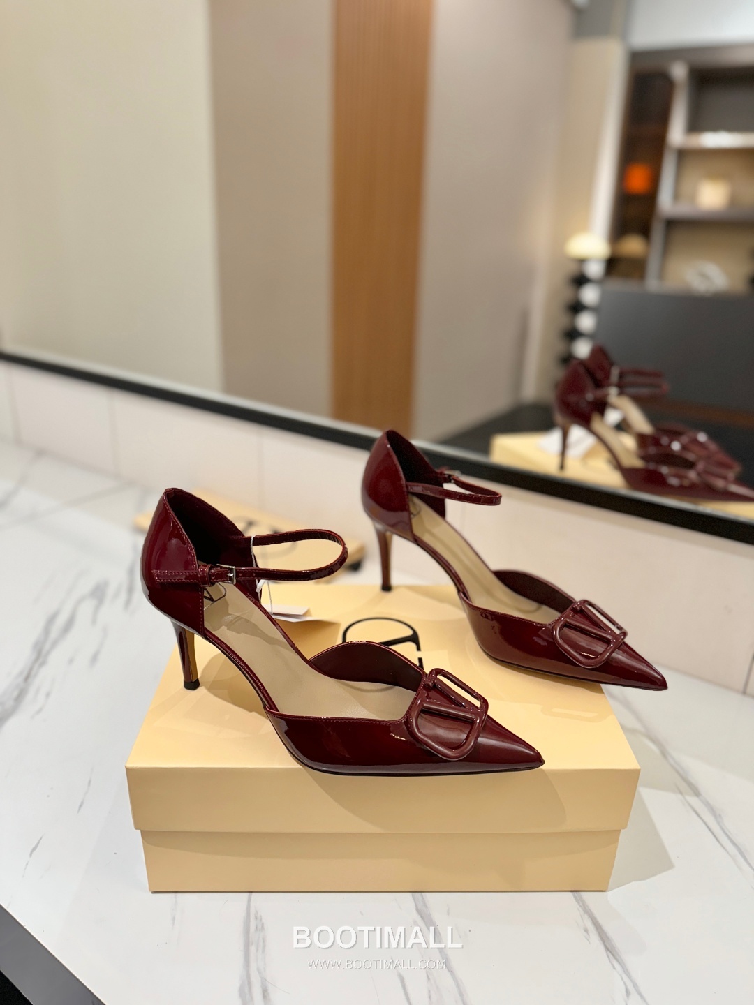 Valentino Garavani VLogo Patent Leather Slingback Pumps 발렌티노 가라바니 V로고 페이턴트 슬링백 펌프스 1