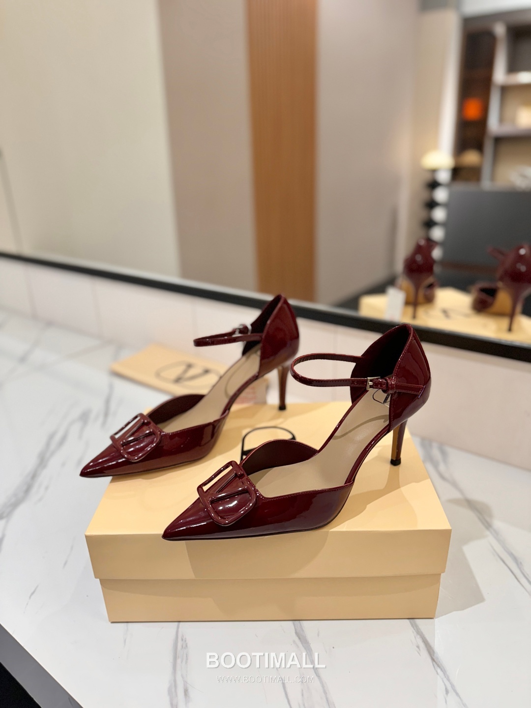Valentino Garavani VLogo Patent Leather Slingback Pumps 발렌티노 가라바니 V로고 페이턴트 슬링백 펌프스 2