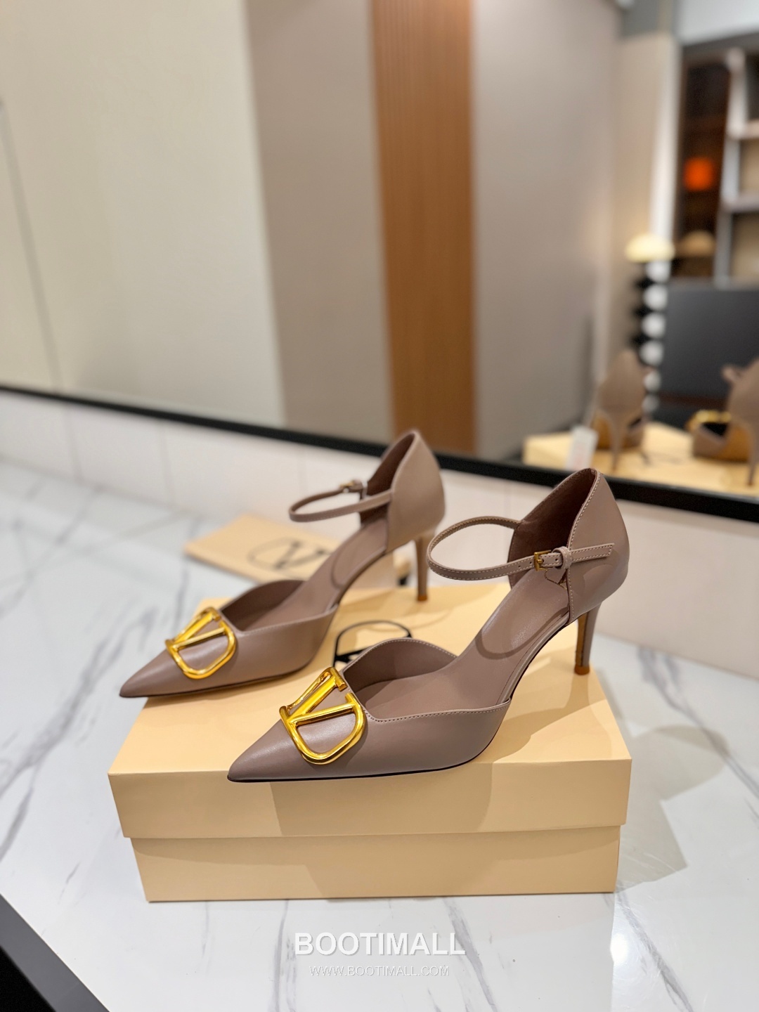 Valentino Garavani VLogo Patent Leather Slingback Pumps 발렌티노 가라바니 V로고 페이턴트 슬링백 펌프스 2