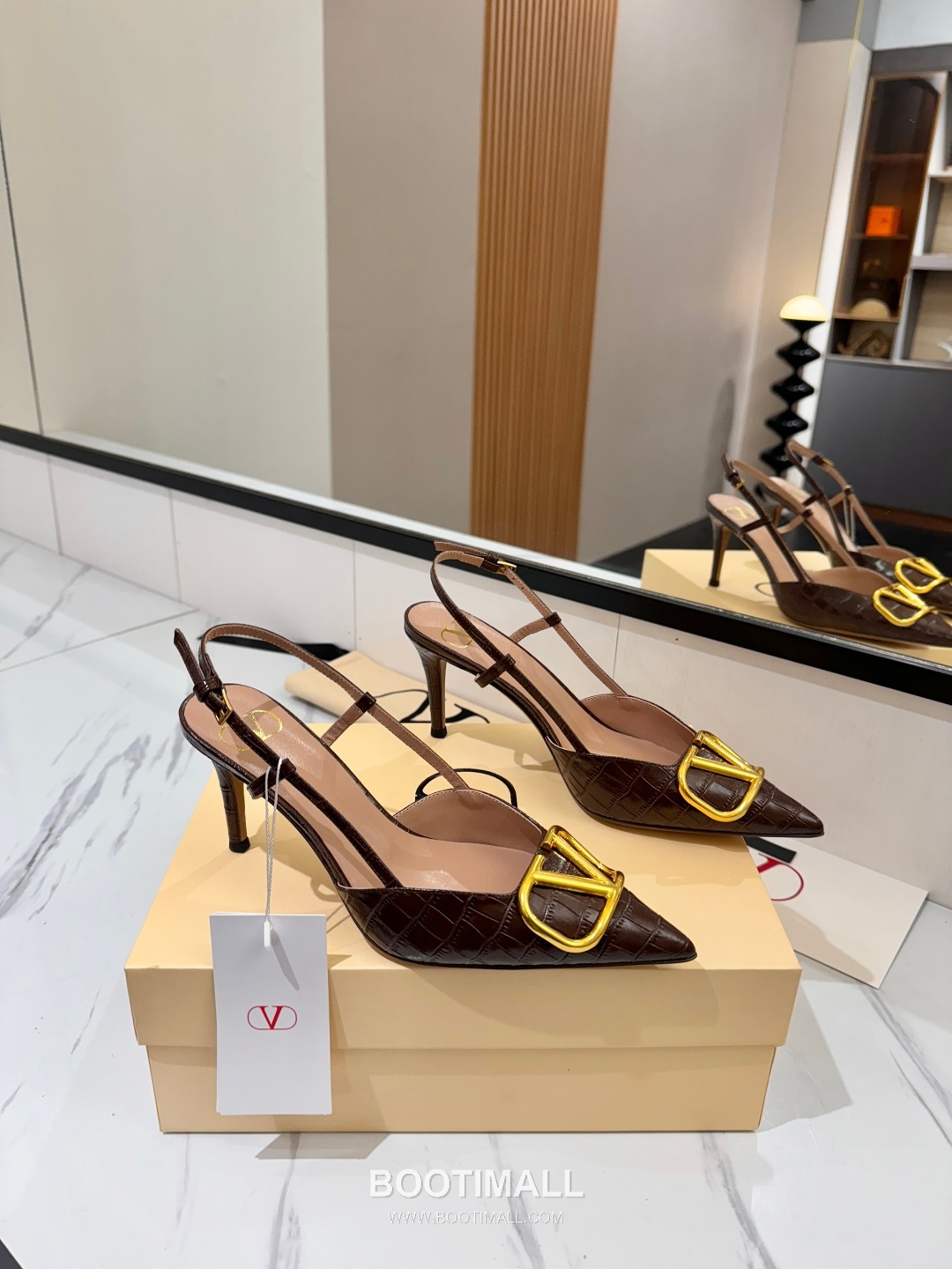 Valentino Garavani VLogo Patent Leather Slingback Pumps 발렌티노 가라바니 V로고 페이턴트 슬링백 펌프스 1