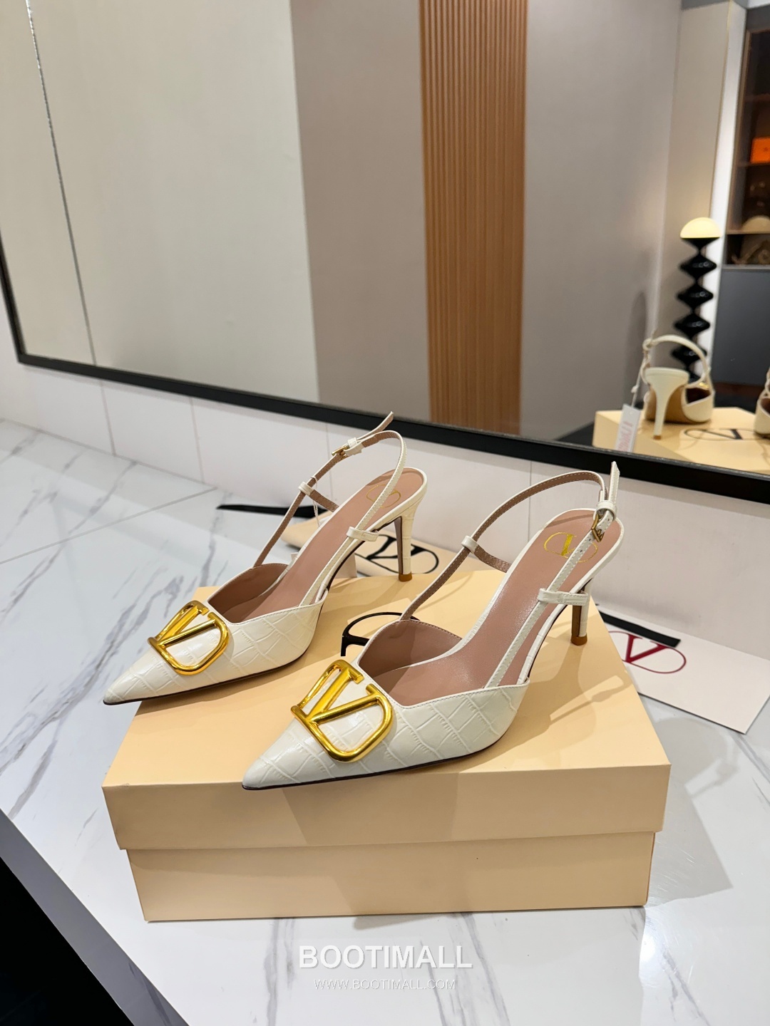 Valentino Garavani VLogo Patent Leather Slingback Pumps 발렌티노 가라바니 V로고 페이턴트 슬링백 펌프스 2
