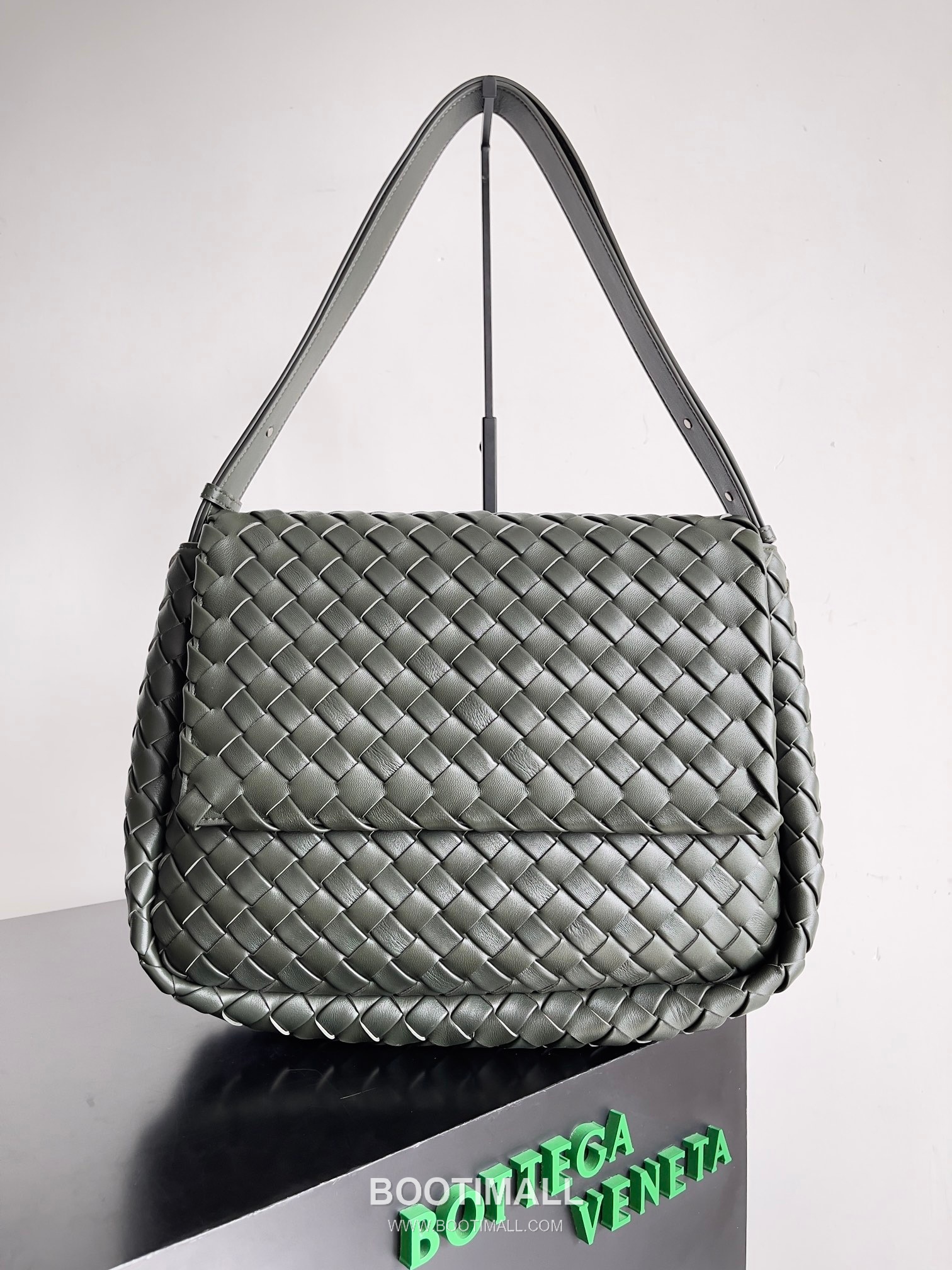 Bottega Veneta Cobble Woven Leather Shoulder Bag 보테가베네타 코블 위빙 레더 숄더백 44cm 1
