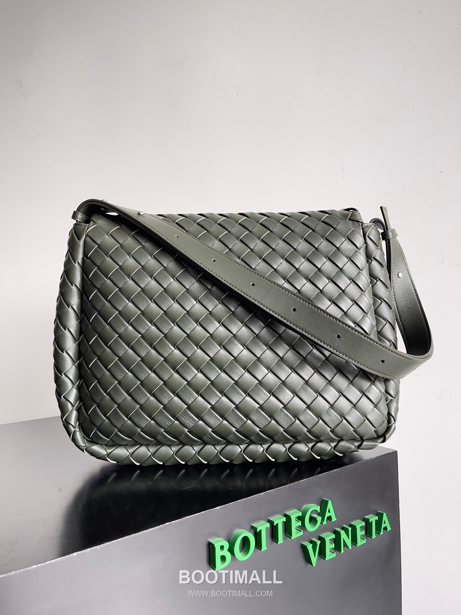 Bottega Veneta Cobble Woven Leather Shoulder Bag 보테가베네타 코블 위빙 레더 숄더백 44cm 2
