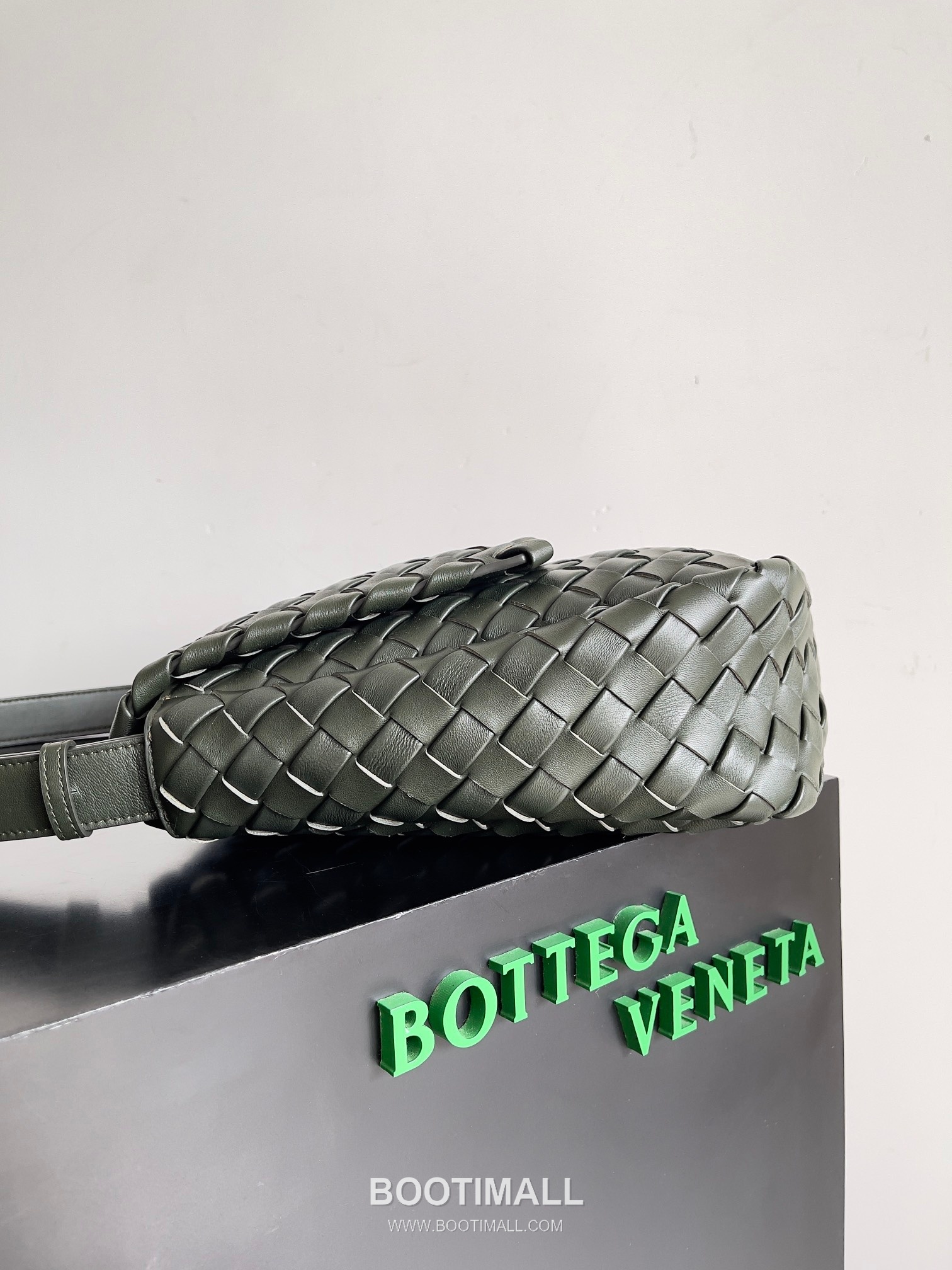Bottega Veneta Cobble Woven Leather Shoulder Bag 보테가베네타 코블 위빙 레더 숄더백 44cm 3