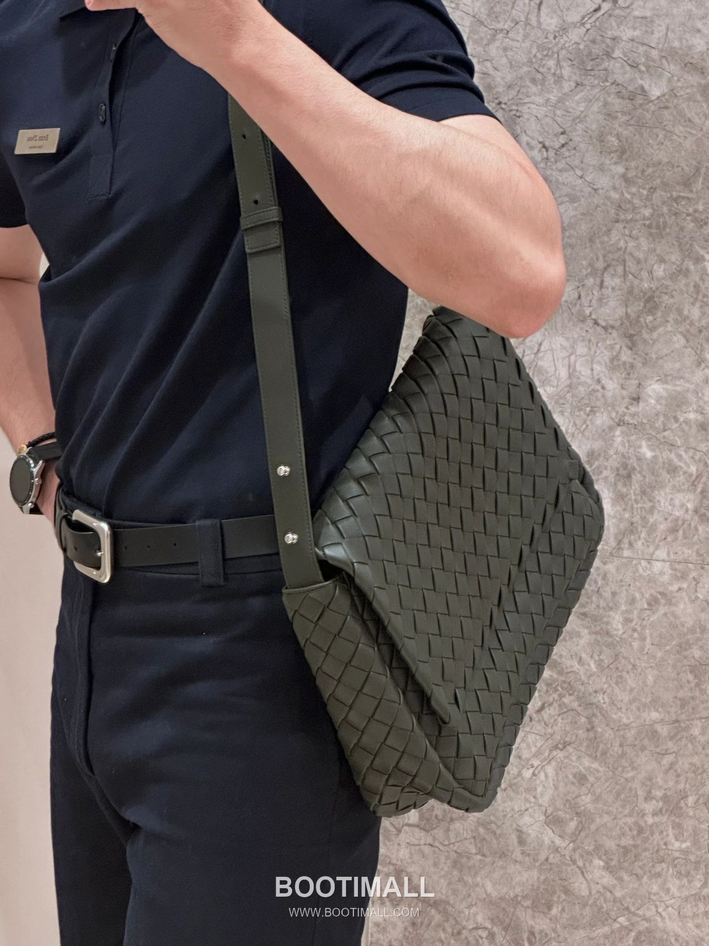 Bottega Veneta Cobble Intrecciato Woven Leather Shoulder Bag 보테가베네타 코블 인트레치아토 위빙 레더 숄더백 44cm 5