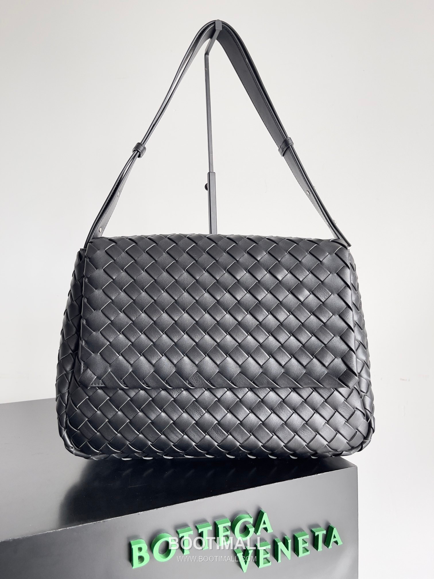 Bottega Veneta Cobble Intrecciato Woven Leather Shoulder Bag 보테가베네타 코블 인트레치아토 위빙 레더 숄더백 44cm 10