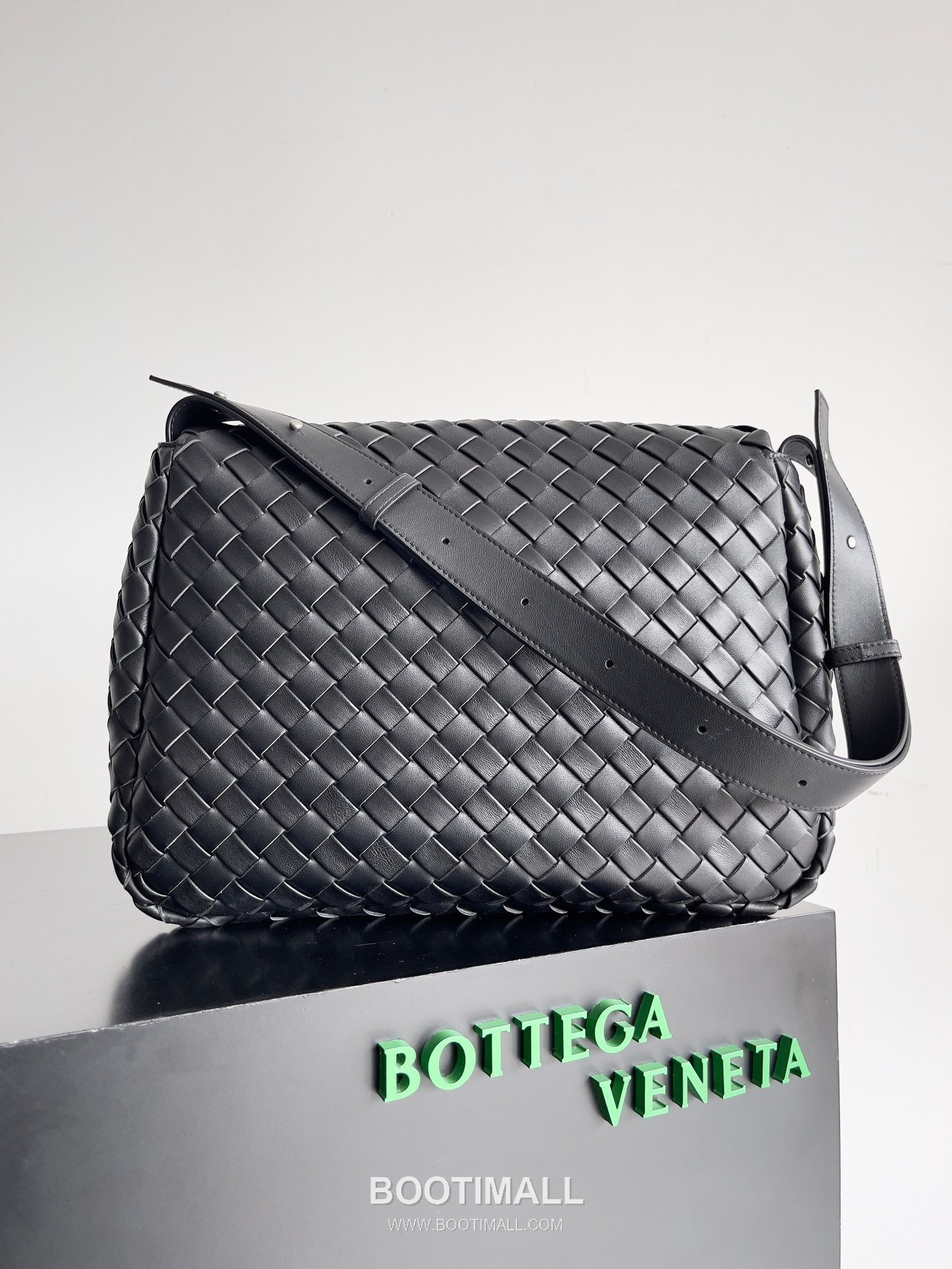 Bottega Veneta Cobble Intrecciato Woven Leather Shoulder Bag 보테가베네타 코블 인트레치아토 위빙 레더 숄더백 44cm 11
