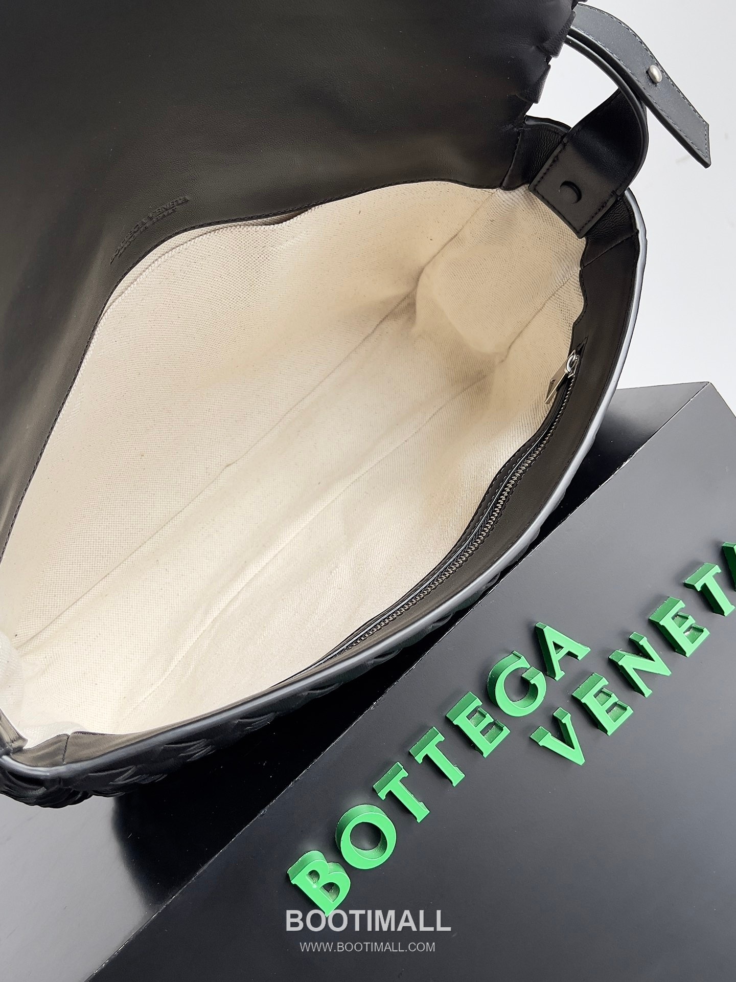 Bottega Veneta Cobble Intrecciato Woven Leather Shoulder Bag 보테가베네타 코블 인트레치아토 위빙 레더 숄더백 44cm 16