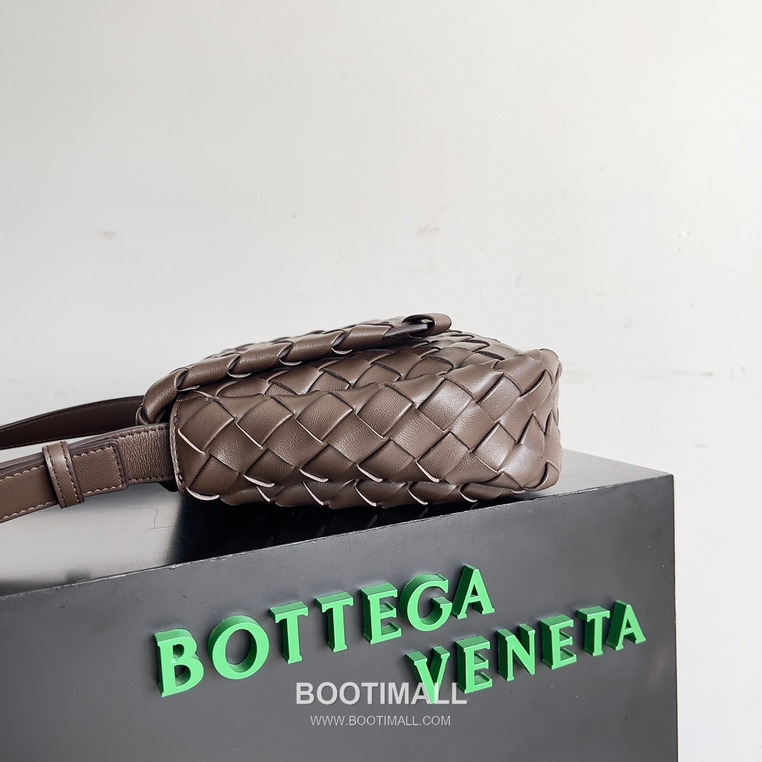 Bottega Veneta Cobble Small Woven Leather Crossbody Bag 보테가베네타 코블 스몰 위빙 레더 크로스백 27cm 3
