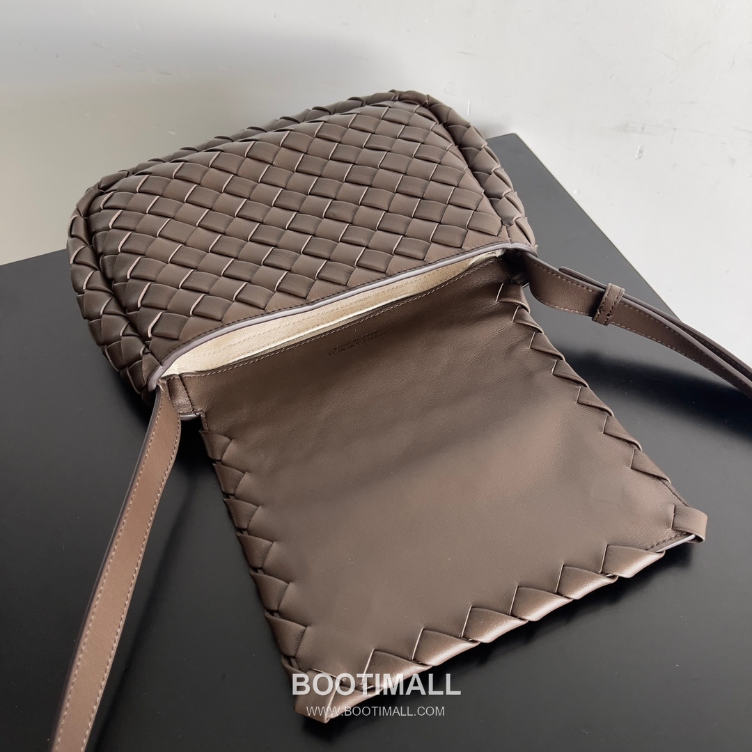 Bottega Veneta Cobble Small Woven Leather Crossbody Bag 보테가베네타 코블 스몰 위빙 레더 크로스백 27cm 7