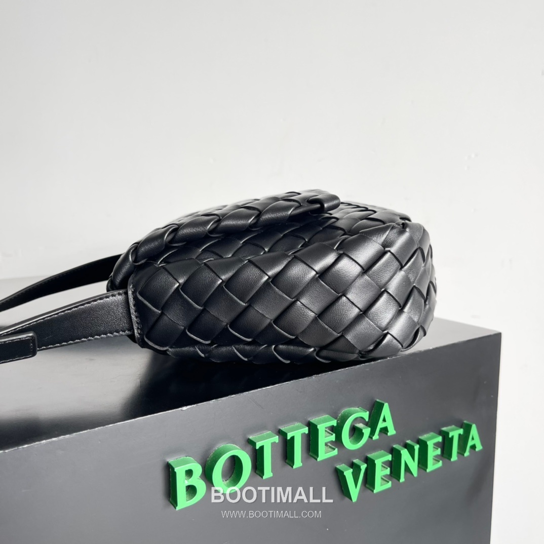 Bottega Veneta Cobble Small Woven Leather Crossbody Bag 보테가베네타 코블 스몰 위빙 레더 크로스백 27cm 3