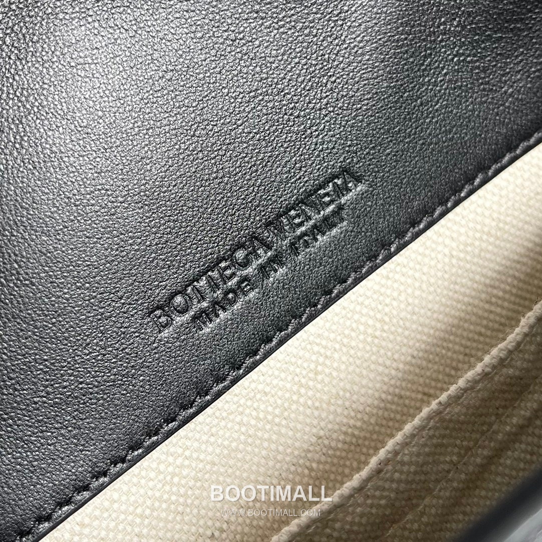 Bottega Veneta Cobble Small Woven Leather Crossbody Bag 보테가베네타 코블 스몰 위빙 레더 크로스백 27cm 9