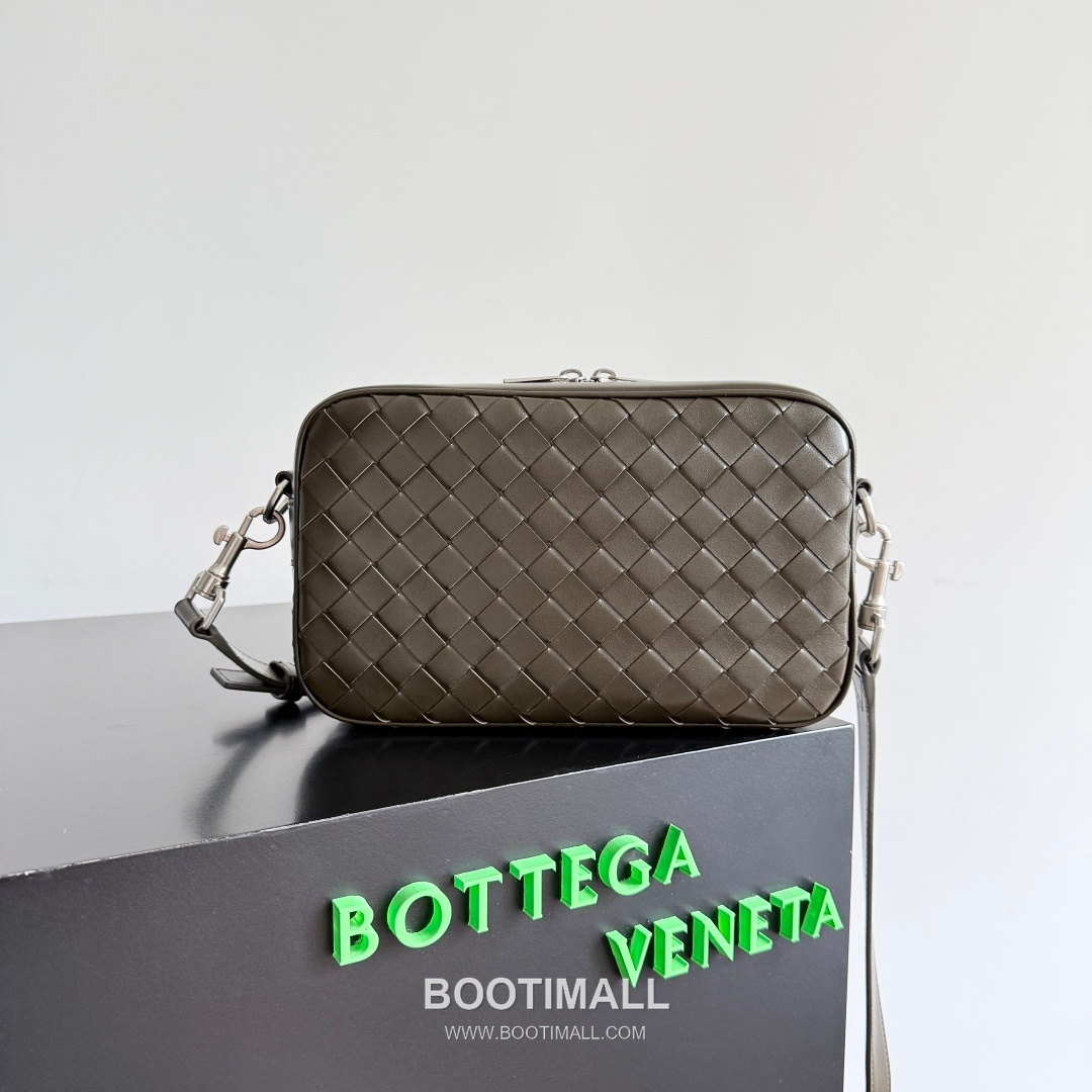 Bottega Veneta Intrecciato Woven Leather Camera Bag 보테가베네타 인트레치아토 위빙 레더 카메라백 24.5cm 1